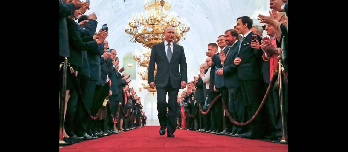 Vladimir Putin camina para prestar juramento durante la ceremonia realizada en el Kremlin en Moscú (NA)