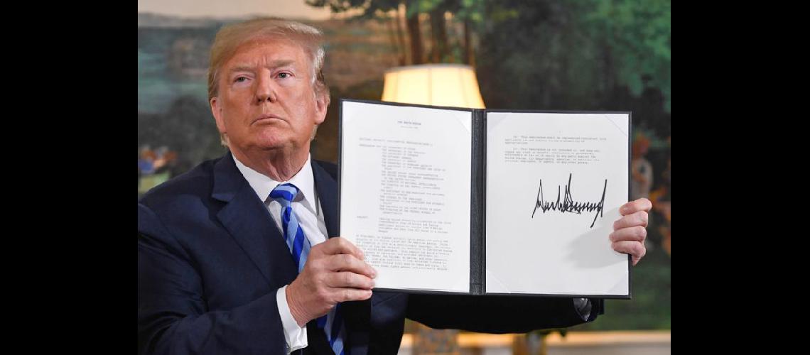  Trump firma un documento que restablece las sanciones contra Irn tras anunciar la retirada del acuerdo nuclear (NA)