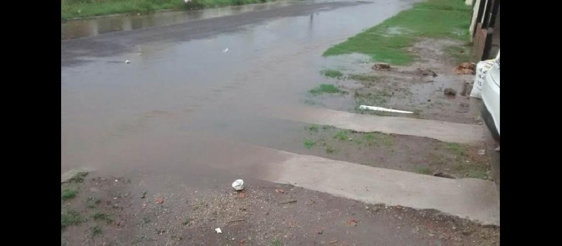  Hubo calles anegadas por las fuertes lluvias que se registraron en Pergamino aunque no se debieron evacuar personas (LA OPINION)