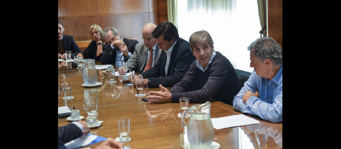  Apoyo Los ministros Francisco Cabrera y Luis Caputo se reunieron con los empresarios de Idea (NA)