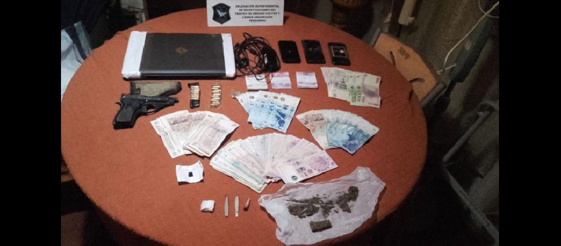  Los sujetos detenidos tenían droga dinero y armas (LA OPINION)