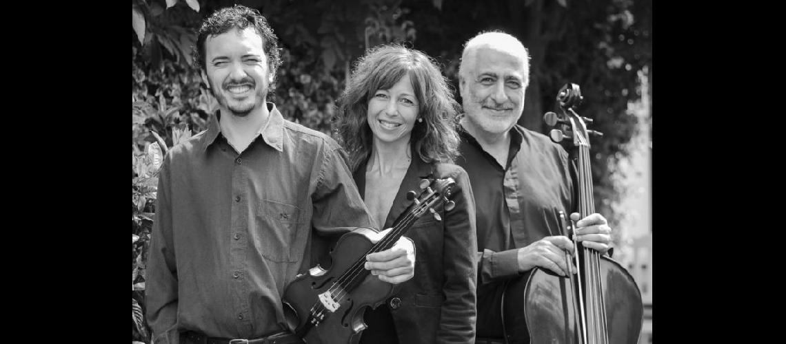 El trío  Cortasa (violín) Manzoni (piano) y Migliaro (guitarra y cello) (TRIO DE CAMARA 21)
