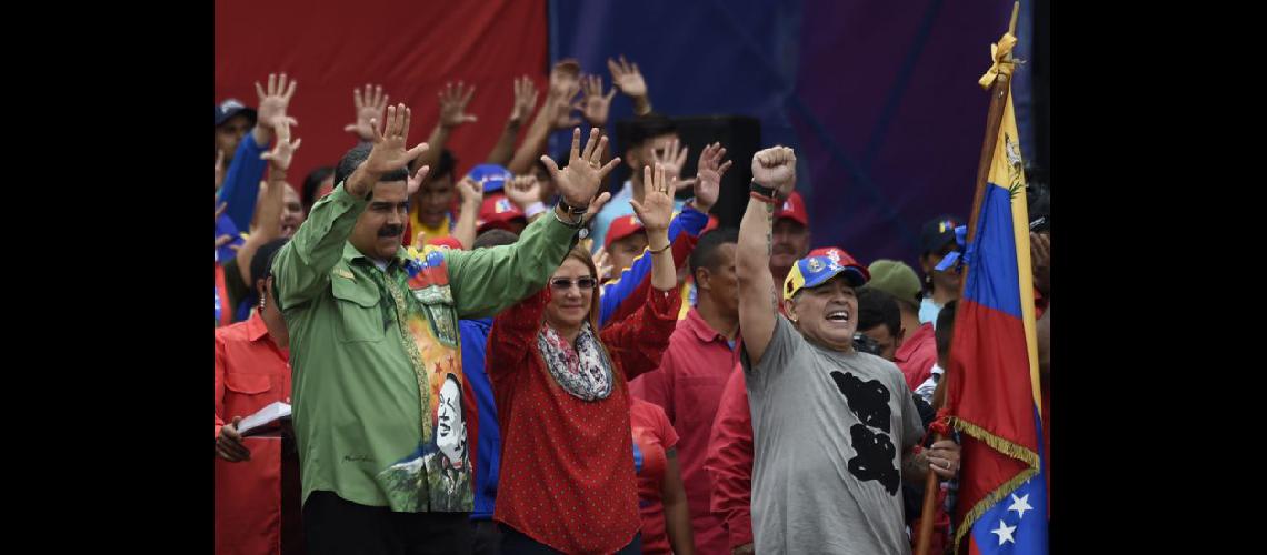  Nicols Maduro que busca la reelección junto a su esposa y Maradona durante el cierre de su campaña (NA)