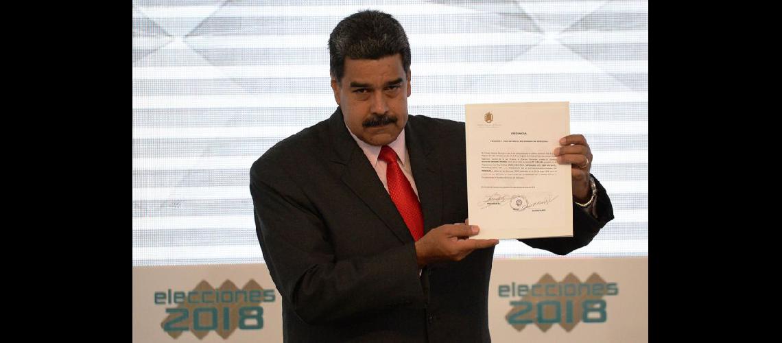 Nicols Maduro muestra el documento del Consejo Nacional Electoral que lo proclama presidente hasta 2025 (NA)