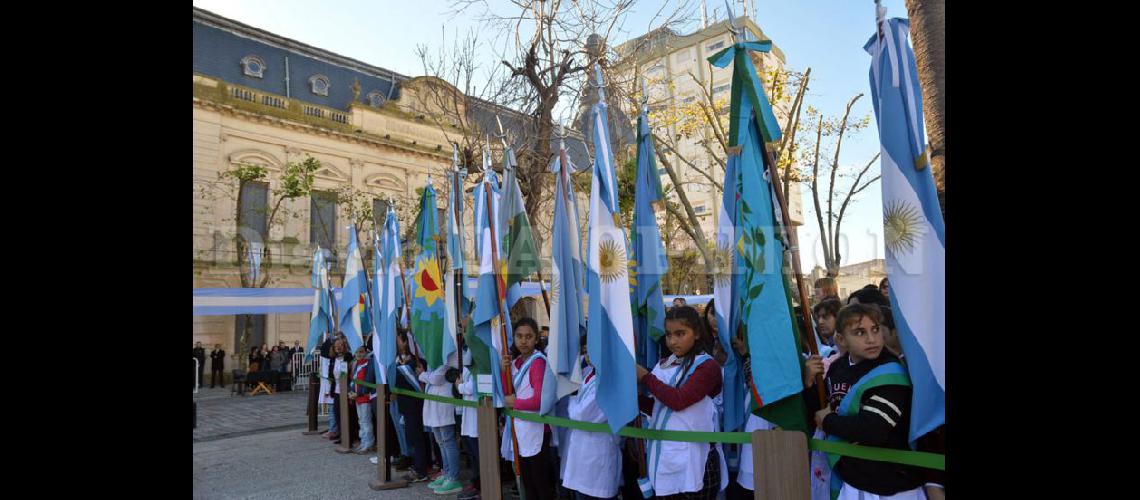  Numerosas banderas y la Banda Municipal participaron del acto en el rea central pergaminense (LA OPINION)