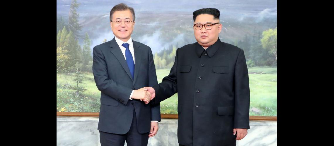  El presidente surcoreano Moon Jae-in y el líder norcoreano Kim Jong Un estrecharon ayer sus  manos (NA)