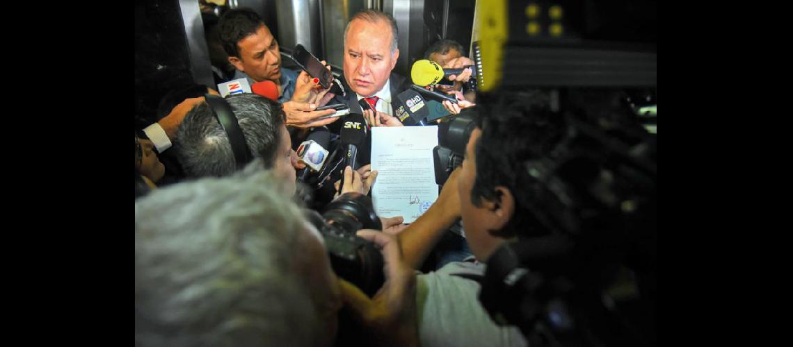  El secretario privado de Horacio Cartes Darío Fiatiga habla después de presentar la carta de renuncia (NA)