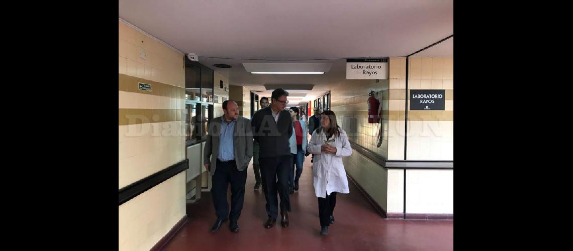  Pablo Di Liscia en los pasillos del Hospital junto a Paolo Bonanno y Cecilia de Marco (IOMA)