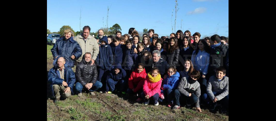  Autoridades docentes alumnos y vecinos participaron ayer de la recorrida por la nueva planta de tratamiento de residuos en Rancagua (LA OPINION)