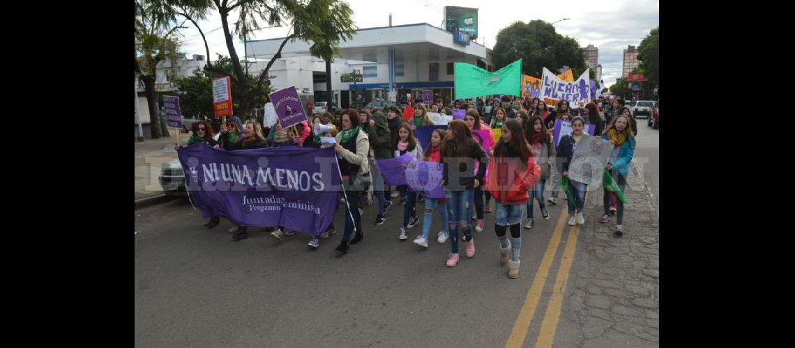  Un nutrido grupo de mujeres se movilizó por Avenida de Mayo en contra de la violencia de género (LA OPINION)