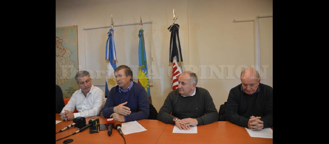 Autoridades del Inta y el intendente de Pergamino durante la conferencia de prensa (LA OPINION)