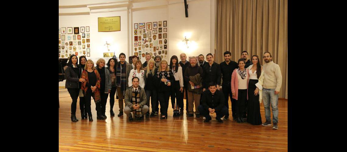  Una importante delegación de artistas locales exponen en el Senado provincial (PRENSA-MUNICIPIO)