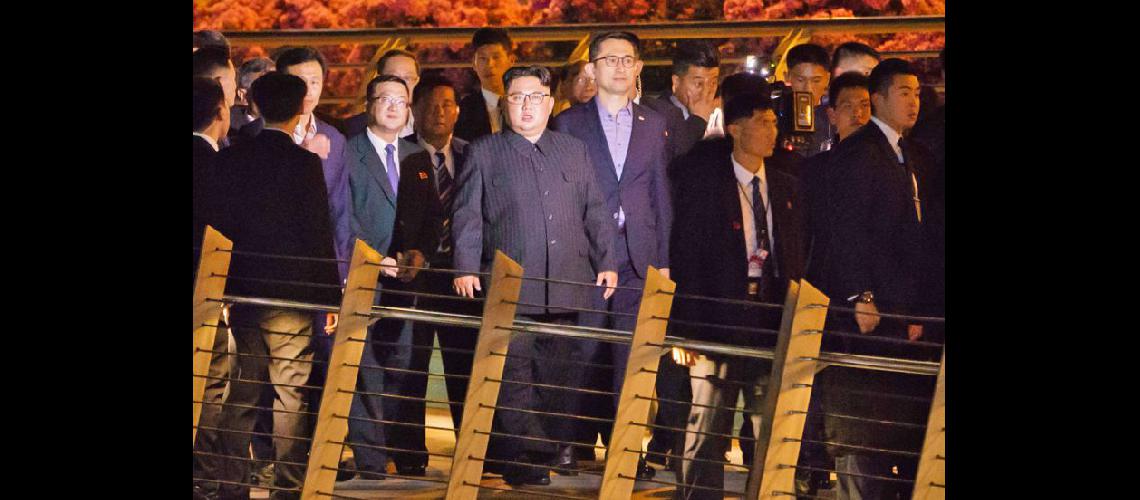 El líder norcoreano Kim Jong Un (en el centro) recorriendo la Marina Bay de Singapur ante de la cumbre (NA)