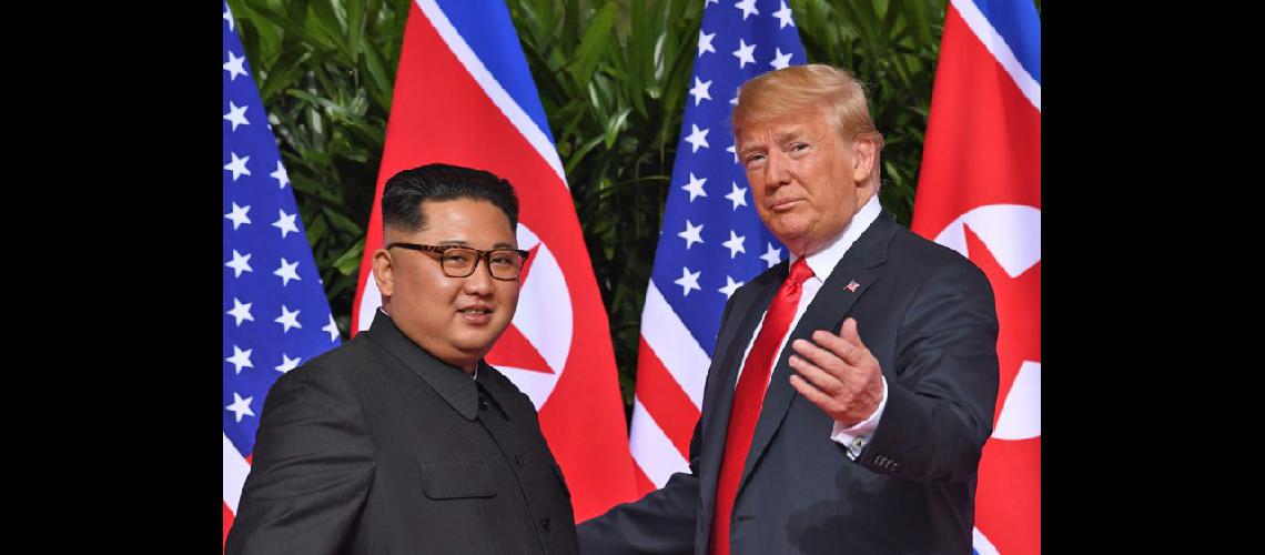  Trump gesticula mientras se encuentra con Kim Jong Un en el inicio de su histórica cumbre en Singapur (NA)