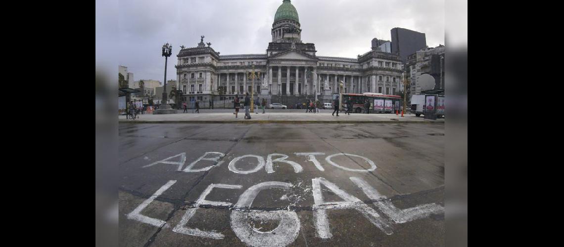  Mientras los legisladores traten la propuesta en las afueras quienes se encuentren a favor y en contra se movilizarn (NOTICIAS ARGENTINAS)
