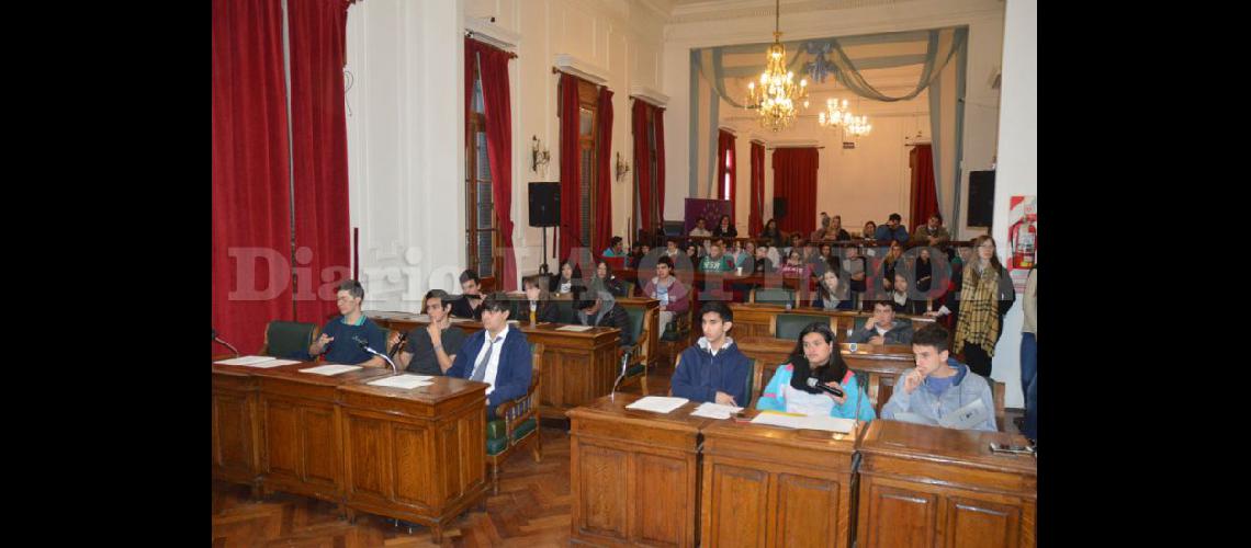  Jóvenes de nueve establecimientos educativos de la ciudad participaron de la sesión del Parlamento (LA OPINION)