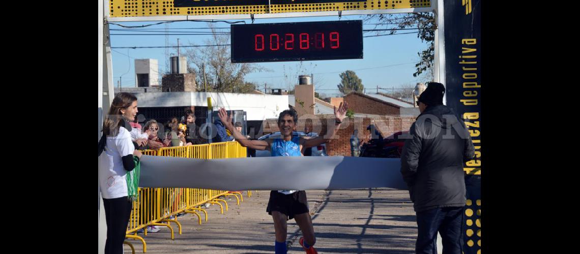  Víctor Cotrón cruza la meta para quedarse con el triunfo en el 12º Maratón de Ftima (LA OPINION)