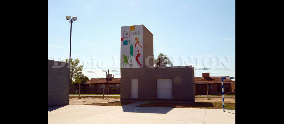  El año pasado fue inaugurado el Polideportivo Municipal una obra que jerarquiza al barrio (ARCHIVO LA OPINION)