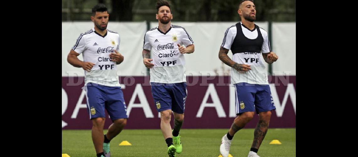  Sergio Agüero Lionel Messi y Nicols Otamendi realizan ejercicios en el entrenamiento (NA) 
