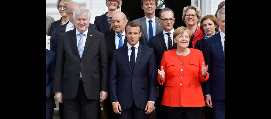  Emmanuel Macron y Angela Merkel posan con sus ministros antes de celebrar una conferencia ministerial (NA)