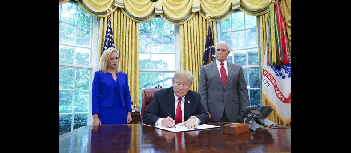  El presidente Donald Trump firma el decreto ejecutivo sobre inmigración en el Salón Oval de la Casa Blanca (NA)
