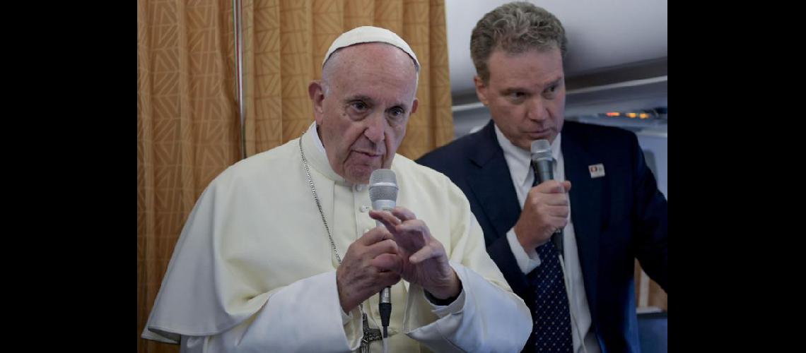  El Papa Francisco dialoga con periodistas a bordo de un avión tras finalizar su visita a Ginebra (NA)