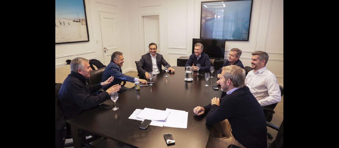  Mauricio Macri en una distendida reunión con gobernadores que responden a su espacio político (NA)