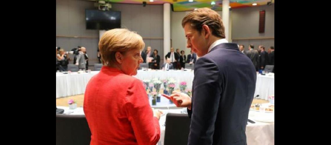  La canciller alemana Angela Merkel habla con el canciller austriaco Sebastian Kurtz en la cumbre de Bruselas (AFP)