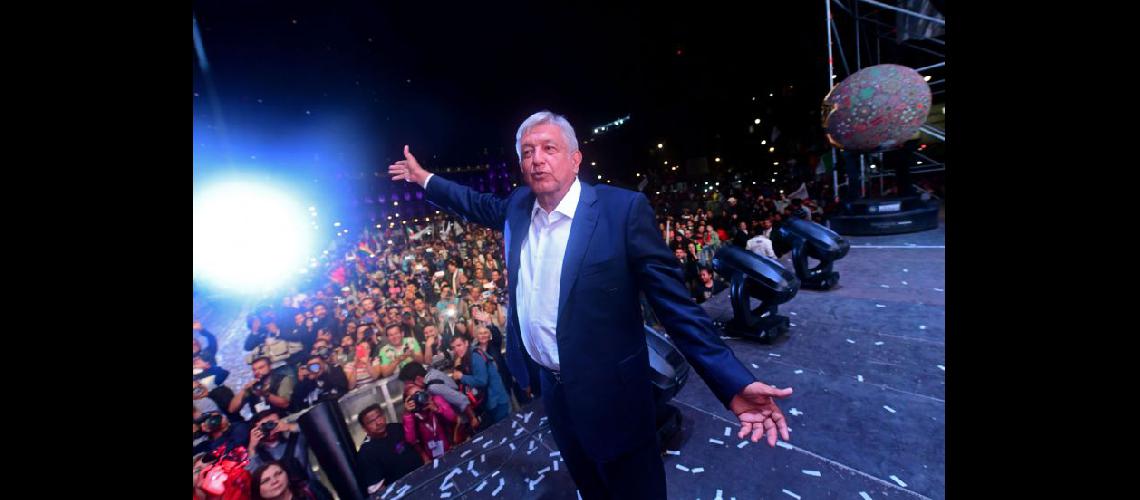  Andrés Manuel López Obrador anima a sus seguidores en la Plaza del Zócalo después de ganar las elecciones (NA)