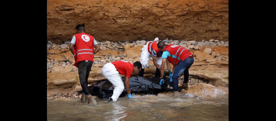  Miembros de la Cruz Roja recuperan el cuerpo de un migrante ahogado ayer frente a la costa de Tajoura (NA)
