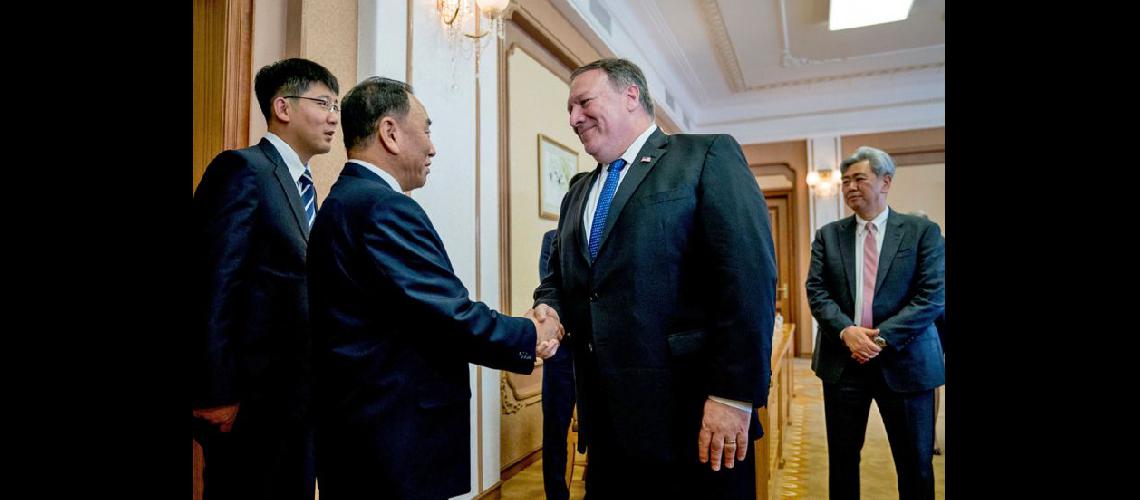  Mike Pompeo saluda al director del Departamento del Frente Unido de Corea del Norte Kim Yong Chol (NA)