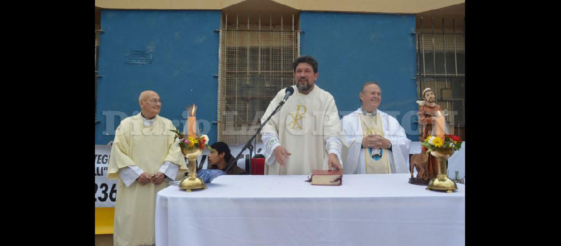  El padre Aníbal en la celebración de la misa dedicada al patrono del pan y el trabajo San Cayetano (ARCHIVO LA OPINION)