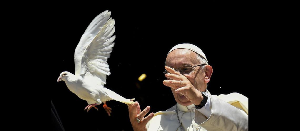  Francisco libera una paloma tras la reunión con otros líderes religiosos en la Basílica Pontificia de San Nicols (NA)