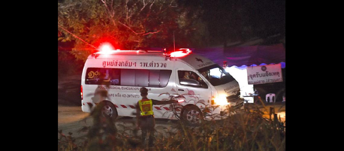  La ambulancia que transporta miembros rescatados del equipo de fútbol infantil deja la cueva de Tham Luang (NA)