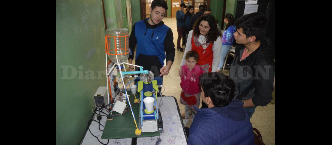  En Estrada 1225 se desarrolló la decimoprimera instancia de la Feria Distrital de Educación Arte Ciencias y Tecnología (LA OPINION)