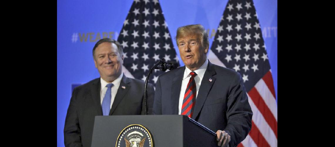  Donald Trump es observado por Mike Pompeo en una conferencia de prensa en el segundo día de la cumbre (NA)