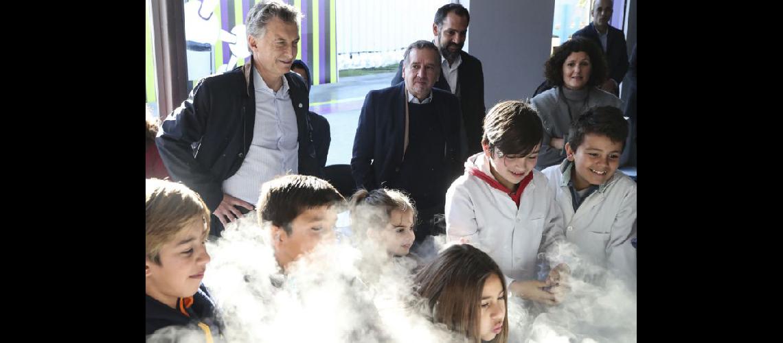  El presidente junto a algunos de sus funcionarios y su hija Antonia recorrió los atractivos de la muestra (NOTICIAS ARGENTINAS)