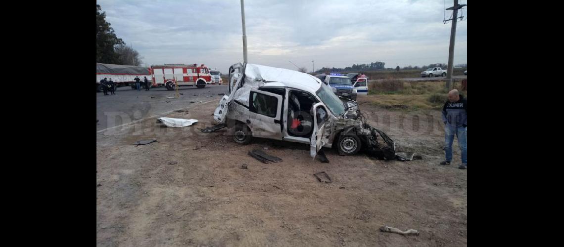  Uuno de los vehículos involucrados en el fatal accidente ocurrido este viernes a la tarde (LA OPINION)