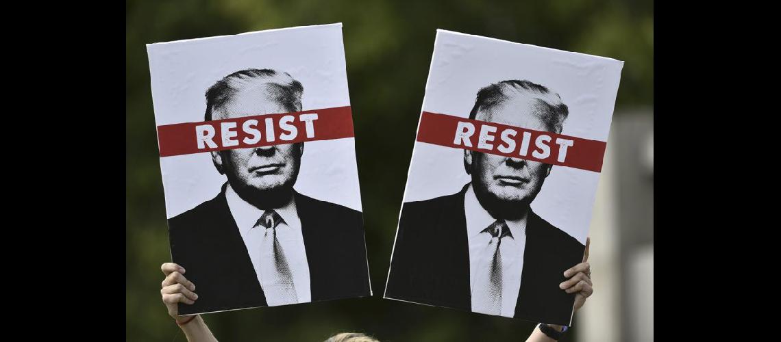  Un manifestante en Edimburgo porta pancartas contra Donald Trump (NA)