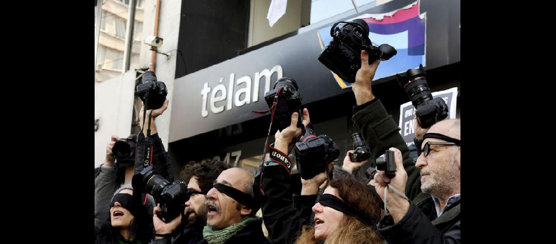  Reporteros grficos despedidos de Télam en una jornada de protesta (NOTICIAS ARGENTINAS)