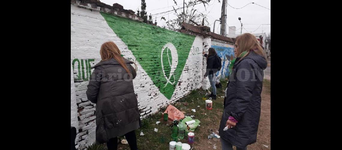  Las integrantes de la Juntada Feminista local posan con los pañuelos verdes pidiendo la legalización del aborto (JUNTADA FEMINISTA PERGAMINO)