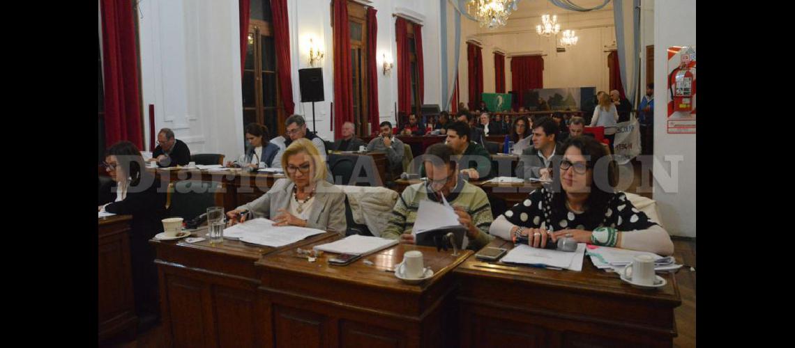  El bloque de concejales de la oposición durante la última sesión ordinaria del Concejo Deliberante (LA OPINION)