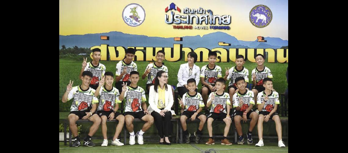  Los niños tailandeses y su entrenador de fútbol asistieron ayer a una conferencia de prensa en Chiang Rai (NA)
