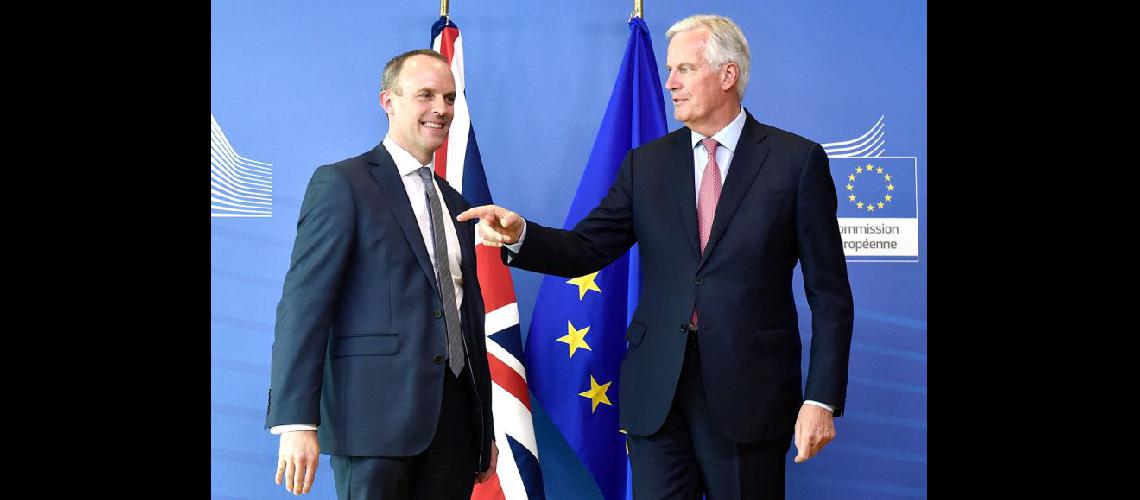  El jefe negociador del Brexit Michel Barnier (derecha) junto al secretario de Estado britnico Dominic Raab (NA)  