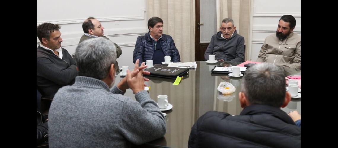  Funcionarios del gabinete de Javier Martínez encabezaron esta reunión paritaria con referentes gremiales (LA OPINION) 