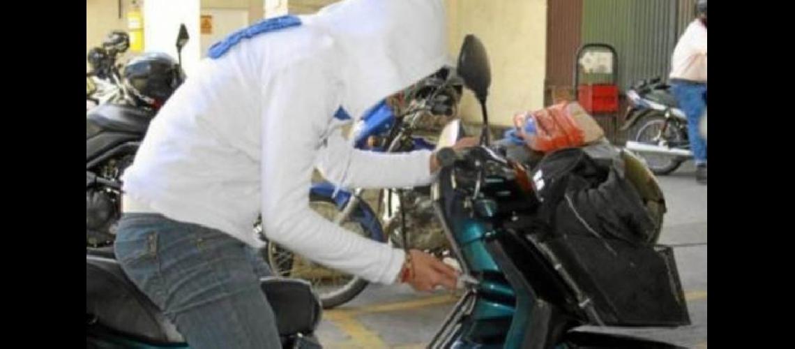  Dos sujetos de sexo masculino se subieron a una motocicleta con intenciones de apoderarse de la misma no logrando su cometido (ARCHIVO)