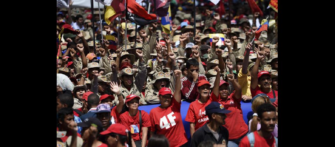  Miembros de la milicia bolivariana y activistas progubernamentales demuestran su apoyo a Nicols Maduro (NA)
