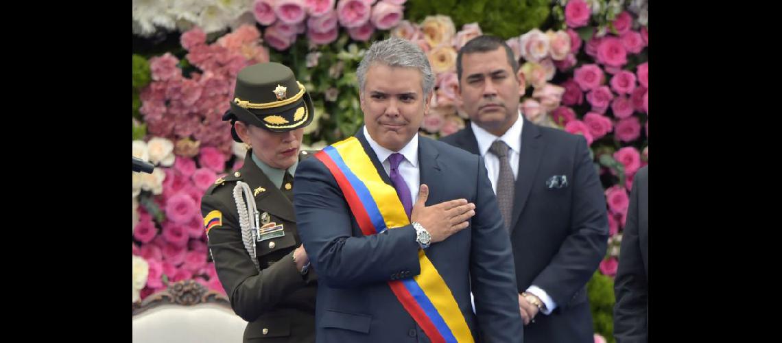  Ivn Duque tras recibir la banda presidencial durante su ceremonia de asunción en la Plaza Bolívar de Bogot (NA)