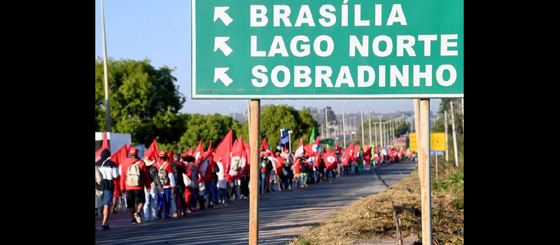  Miembros del Movimiento de los Sin Tierra participan en la marcha Lula Libre ayer cerca de Brasilia (NA)