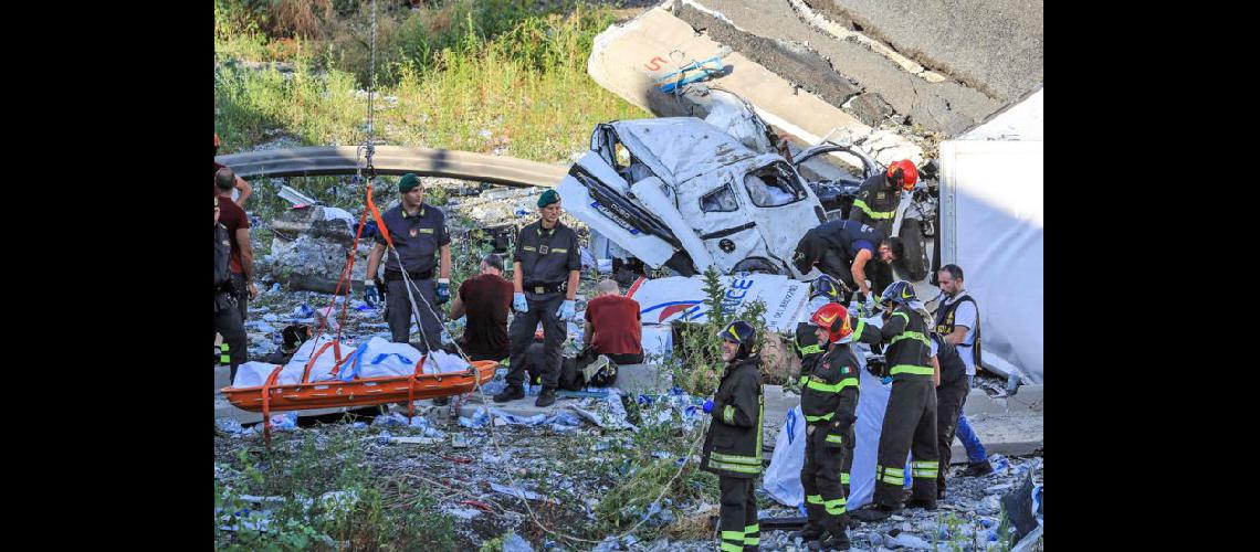  Rescatistas evacuaron un cuerpo luego del derrumbe del puente en Génova (NA)